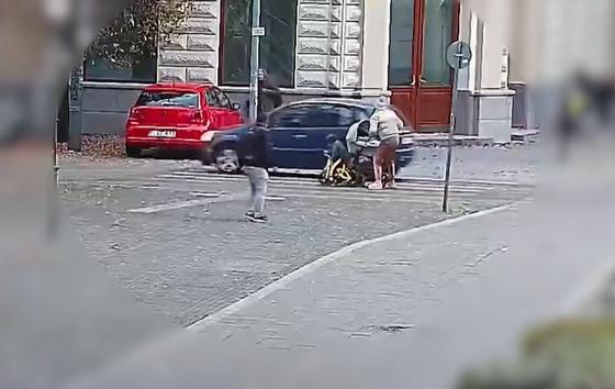 Egy figyelmetlen autós majdnem balesetet okozott, amikor két kisgyereket és édesanyjukat sodort el. A szituációt rögzítette egy videó, amely jól mutatja, milyen gyorsan változhatnak a dolgok az utakon.