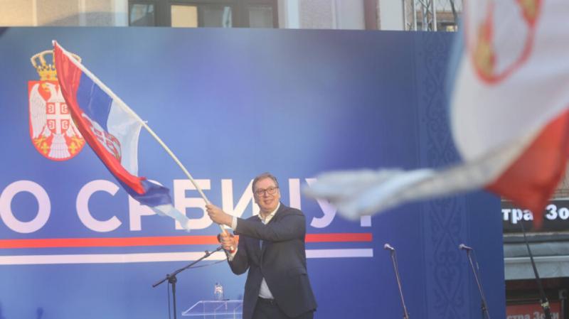 Ötven másodperccel az elnök szónoklatának befejezése után a tömeg lassan megindult hazafelé.