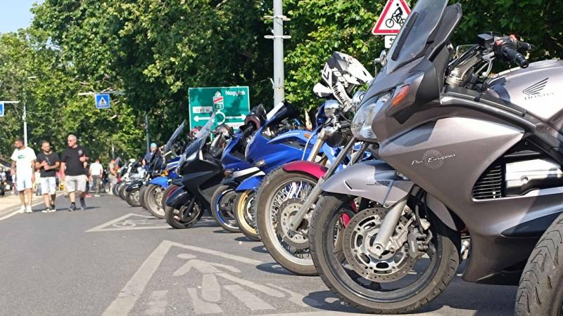 A makói motorostalálkozón a Ducati Csilla tűnt ki a tömegből, hiszen az ő motorja nyerte el a legszebb járgány címét. Ezen a különleges eseményen számos lenyűgöző gép vonult fel, de Csilla vételének egyedi stílusa és részletei mindenkinek a figyelmét felk