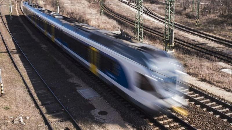 Ilyen még sosem történt! Megint késlekednek a vonatok a fehérvári vonalon, és mentesítő buszok álltak szolgálatba.