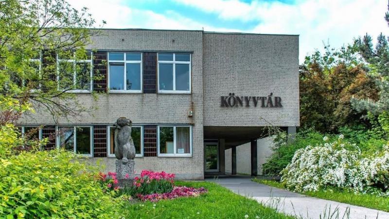 Nyáron sem csukja be kapuit! – Fedezd fel a József Attila Könyvtár nyitvatartását!