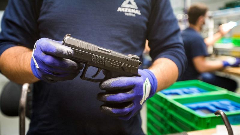 Vadnyugat Borsodban: Gázpisztolyokkal felszerelt hétköznapok – utcákon, kocsmákban, sőt még az autókban is. Az élet itt nem éppen békés, hiszen a feszültség és a kihívások szövik át a mindennapokat. A helyi kocsmákban a sör mellett a fegyverek is asztalra