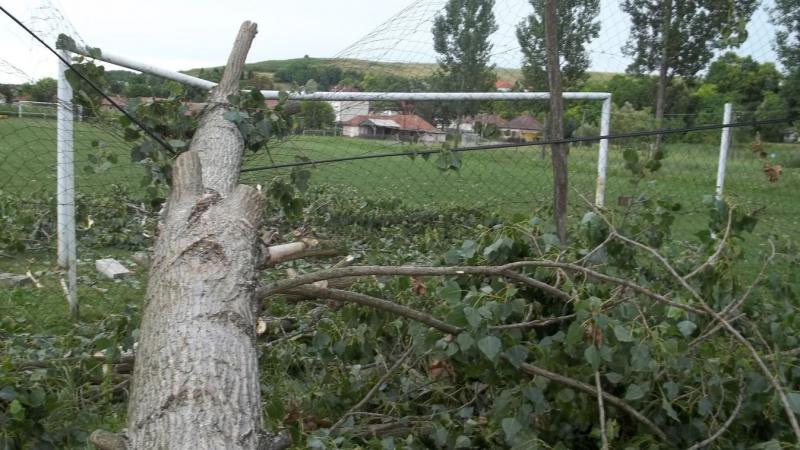 Százhúsz sebességgel zúgott át a vihar Szóláton, mint egy őrült táncos, aki nem ismer határokat.