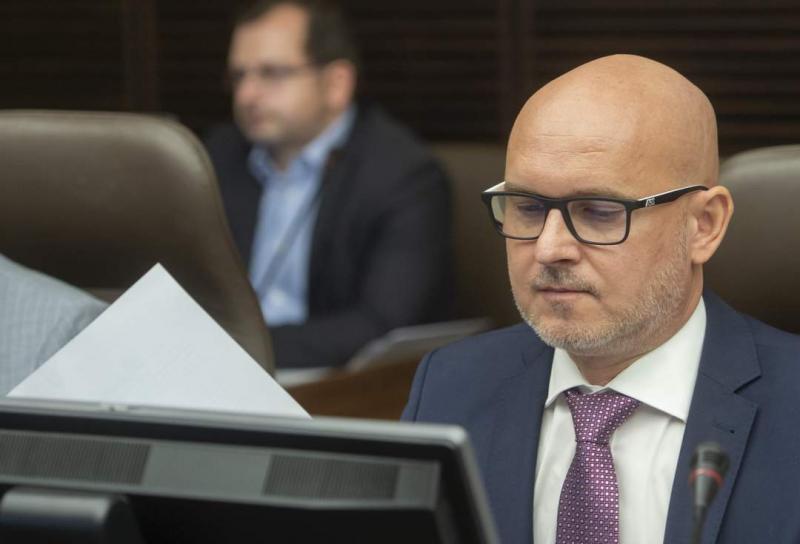 SaS: A belügyminiszter saját reklámkampányát állami forrásokból finanszírozza.