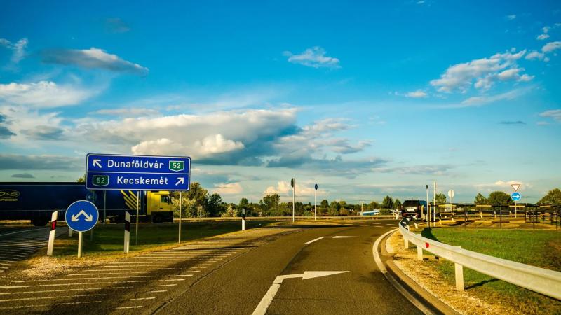 Fontos figyelemmel kísérni az M5-ös autópályán zajló forgalmat, mivel két különböző esemény is okozhatja a sebességcsökkenést.