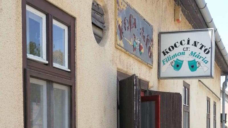A kisvárosi kocsma, ahol az idő mintha megállt volna, egy varázslatos hely, ahol a múlt és a jelen találkozik. Az öreg falak között a régi emlékek szele fújdogál, a falakon lógó képek és plakátok nosztalgikus pillanatokra emlékeztetnek. Az asztaloknál ülő