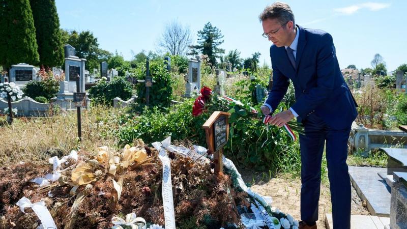 Sebestyén József sírjánál tett látogatást a miniszter – videós beszámoló.
