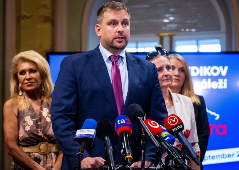 Šaško a mentőtender ügyével kapcsolatban a Főügyészséghez és a bírósághoz fordul, hogy érvényesítse jogait és megoldást találjon a felmerült problémákra.