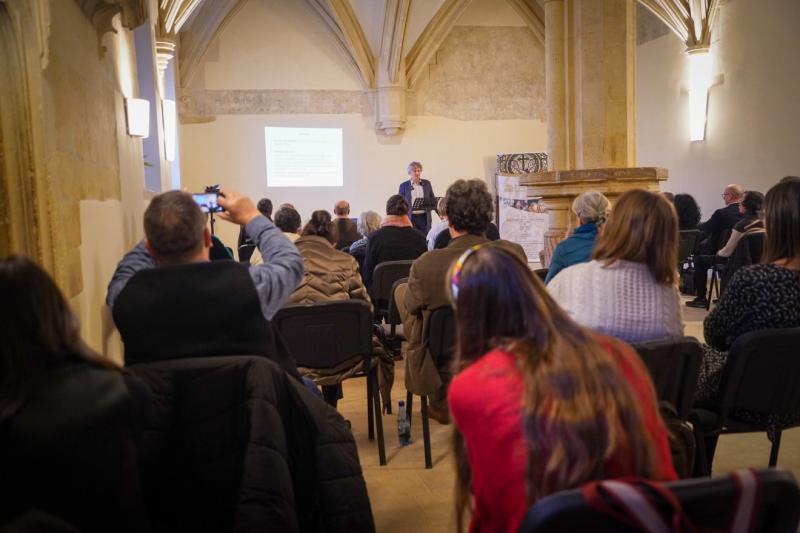 A kolozsvári ferencesek által rendezett műhelykonferencián a résztvevők a szerzetesi étkezések hagyományairól és a középkori építészet csodáiról folytattak élénk eszmecserét. A rendezvény során nemcsak a gasztronómiai szokások, hanem a történelmi épületek