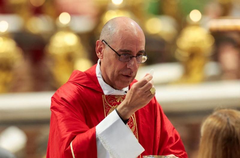 Fernández bíboros homíliájában hangsúlyozta, hogy Ferenc pápa rendkívüli elhivatottsággal és fáradhatatlan szorgalommal végezte szolgálatát. Az ő munkássága nem csupán a katolikus egyházra, hanem a világra is jelentős hatással volt. A bíboros szavai szeri