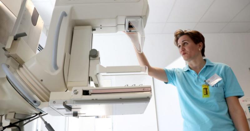 Egy új, korszerű mammográfiás készülék került átadásra az Edelényi Koch Róbert Kórházban, amely jelentős lépést jelent a helyi egészségügyi szolgáltatások fejlesztésében. Az új berendezés lehetővé teszi a precízebb és gyorsabb szűréseket, ezzel hozzájárul