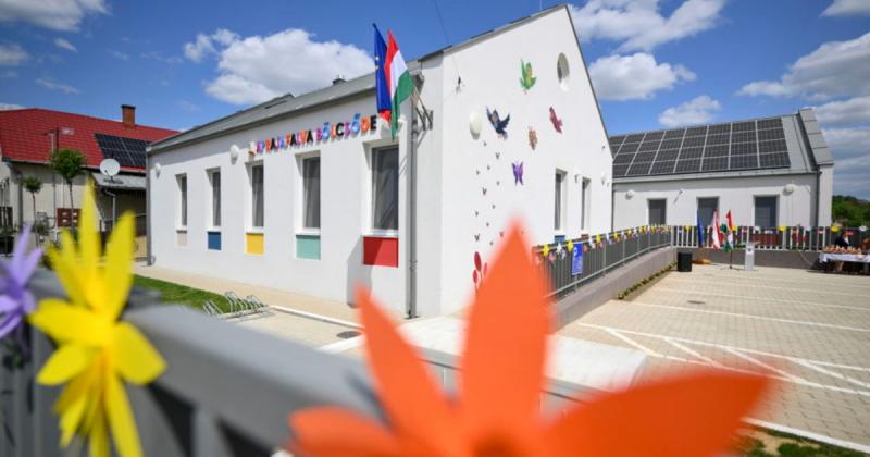 Koncz Zsófia: A bölcsődék építése a jövőnk alapjait rakja le

A bölcsődék fejlesztése nem csupán a gyermekek számára biztosítja a megfelelő környezetet, hanem a társadalom jövőjét is formálja. Koncz Zsófia hangsúlyozza, hogy a megfelelő létesítmények létr