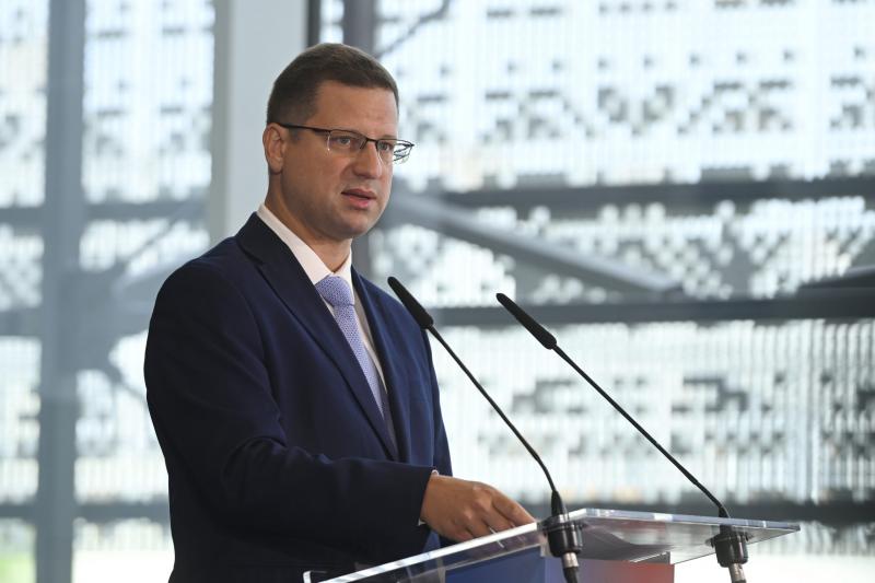 Gulyás Gergely arra figyelmeztetett, hogy Ukrajna uniós csatlakozása komolyabb kihívások elé állíthatja az Európai Uniót, mint a jelenlegi háborús helyzet. Az integrációs folyamat során a közösségnek számos új feladattal és kötelezettséggel kell szembenéz