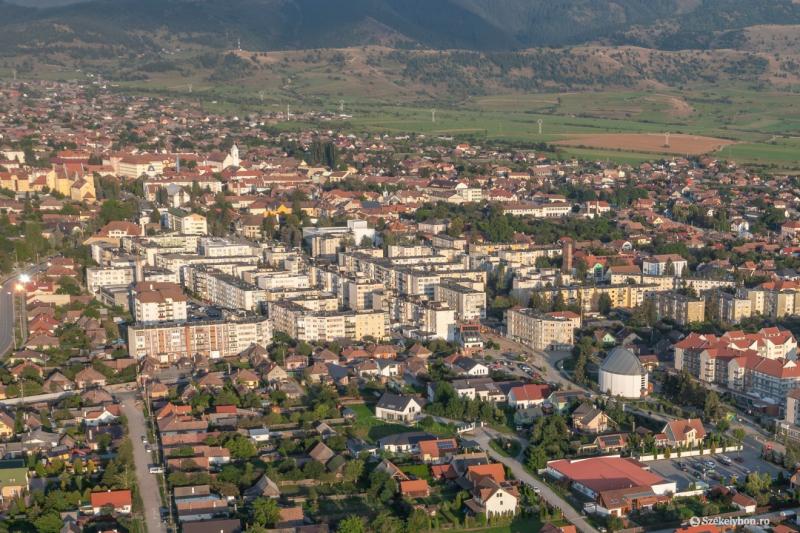 Gyergyószentmiklós jelentős, több millió lejes többletbevételhez jutott, ami új lehetőségeket nyit meg a város fejlődése előtt. Székelyhon tudósítása szerint ez a gazdasági növekedés nemcsak a helyi közösség számára hoz előnyöket, hanem hozzájárul a térsé
