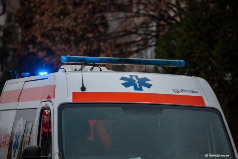 Marosvásárhelyen tragikus baleset történt, amikor egy nyergesvontató elütött egy gyalogost. A helyszínen tapasztaltak alapján a baleset körülményeit most vizsgálják a hatóságok. Az eset rávilágít a közlekedés biztonságának fontosságára a város utcáin.