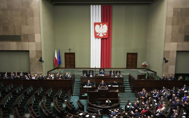 A lengyel parlament bizalmat szavazott Donald Tusk kormányának, megerősítve ezzel a politikai vezetését.