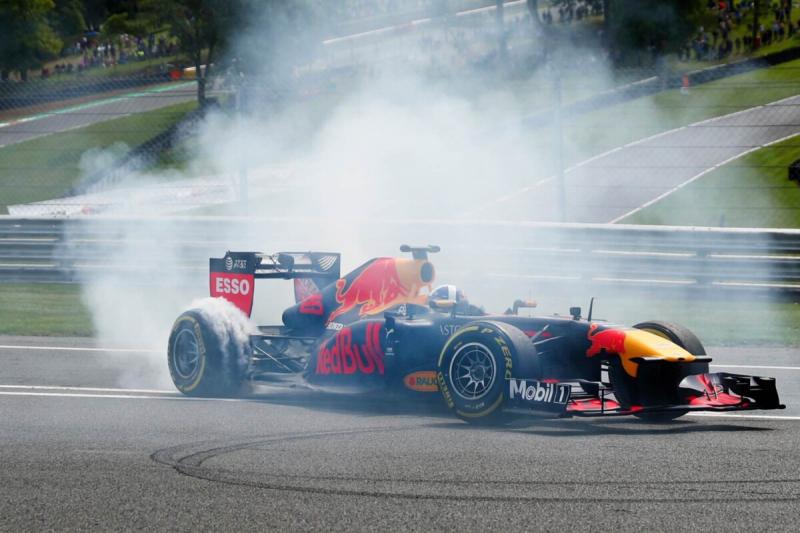 A Red Bull egy különleges eseményt szervez Budapestre, ahol egy ikonikus Forma-1-es pilóta látogat el. Az autósport rajongói izgalommal várják, hogy találkozhassanak a legendás versenyzővel, aki számos emlékezetes pillanatot szerzett a pályán. A rendezvén
