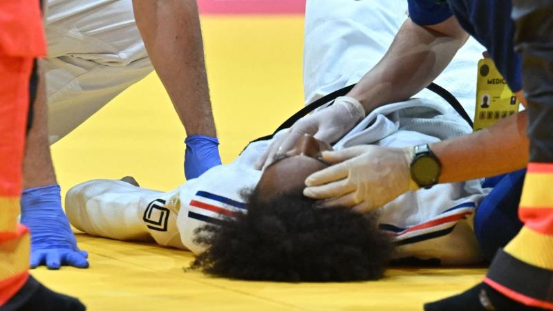 Megdöbbentő felvétel: a francia cselgáncsozónő a fojtás után nem ébredt fel a budapesti világbajnokságon.