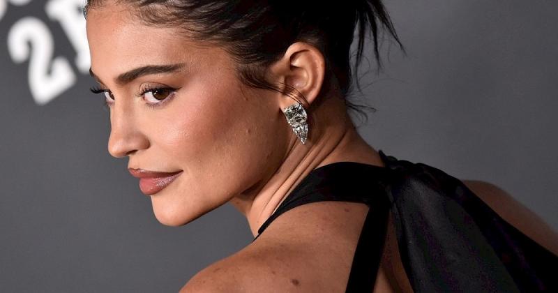 Kylie Jenner kislánya csodálatosan aranyosan válaszolt anyukája kékhajas időszakára – nézd meg a videót!