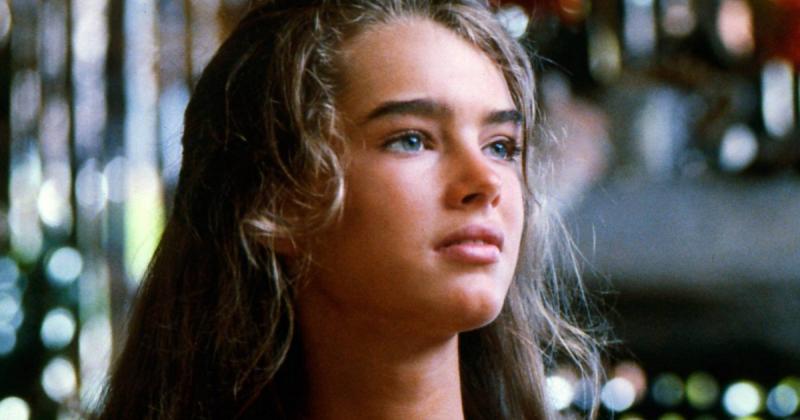 A kék lagúna varázsa: Brooke Shields fürdőruhás fotói révén az idő múlásának csodálatos átalakulása.