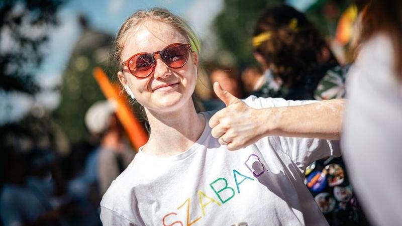 Pankotai Lili a pride rendezvény kapcsán feljelentést kapott, ami sokak figyelmét felkeltette. A történet körüli viták és érzelmek felerősödtek, ahogy a közösségi média is lázban ég a történtek miatt.