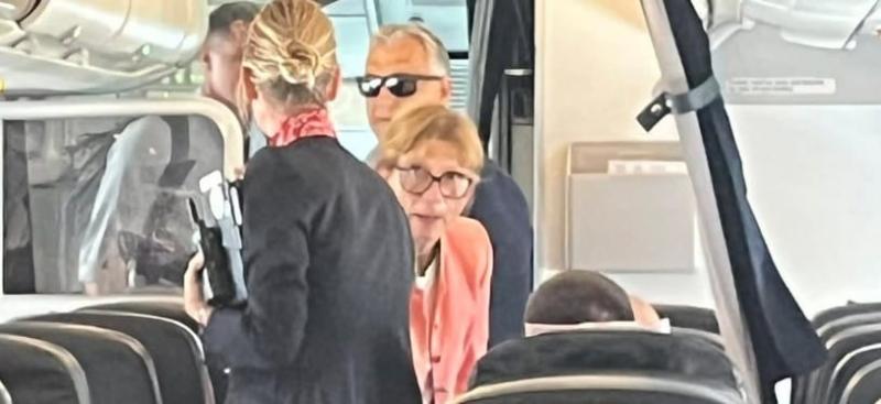 Orbán Viktort és feleségét most Vadai Ágnes vette észre az Air France Párizsból Budapestre tartó járatán.