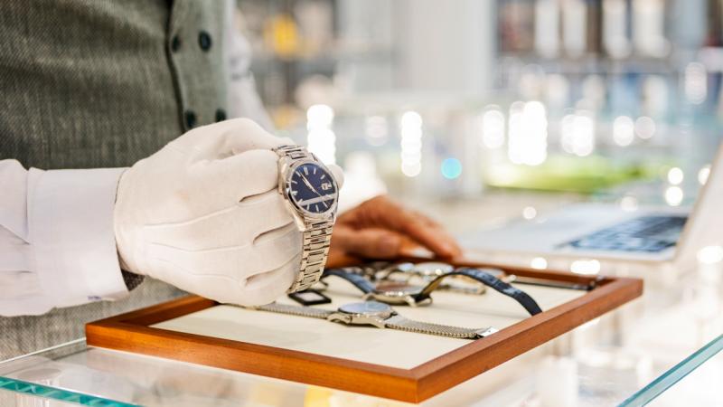 Bár a válságok és háborúk árnyékában élünk, a gazdagok továbbra is hajlandók jelentős összegeket áldozni Cartier ékszerekre. A luxus iránti vágy és a presztízs megjelenítése sosem tűnik el – Pénzcentrum.