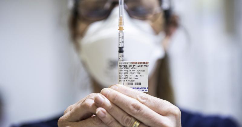 Felfedezték, hogy a Pfizer COVID-19 vakcinának komoly mellékhatásai lehetnek.