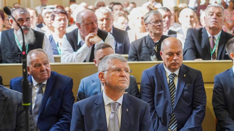 Kövér László: Magyarország a józan ész politikai képviselője

Magyarország, mint a józan ész politikájának megtestesítője, mindig is arra törekedett, hogy racionális és ésszerű döntéseket hozzon a társadalom javára. Kövér László hangsúlyozza, hogy a polit