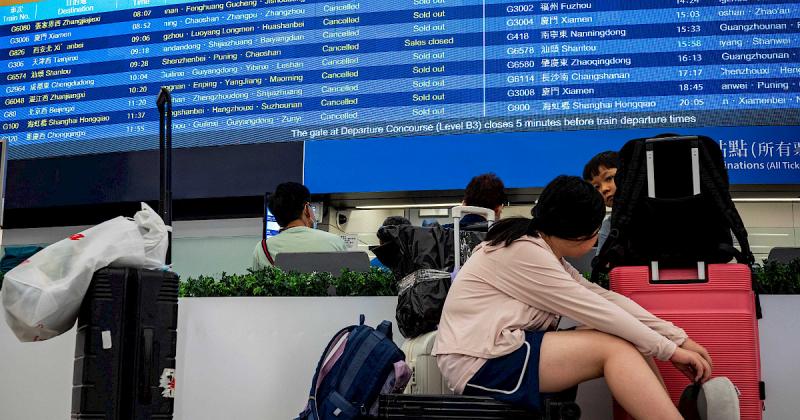 Káosz Hongkongban: Videón látható, ahogy a tájfun utasokat ragad el a repülőtéren.