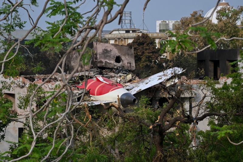 A kérdőjelek folyamatosan szaporodnak a lezuhant Air India repülőgép körül, mintha egy rejtélyes köd borítaná be az eseményeket.