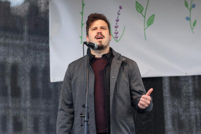 Csoki elhagyja a Jólvanezígy világát, és új kalandok után nézve belép a Kutyapárt köreiből.