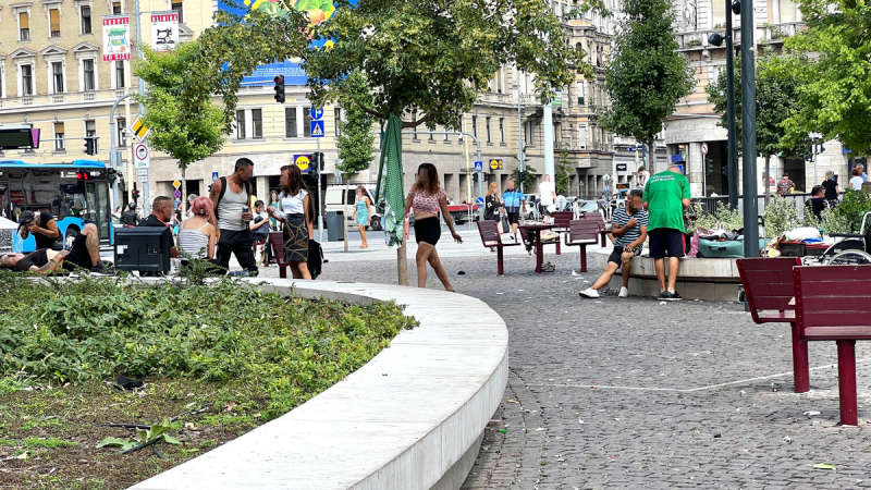 Blaha Lujza tér: szeméthegyek, zűrzavar és kábítószerhasználók - a helyzet egyre tarthatatlanabbá válik.