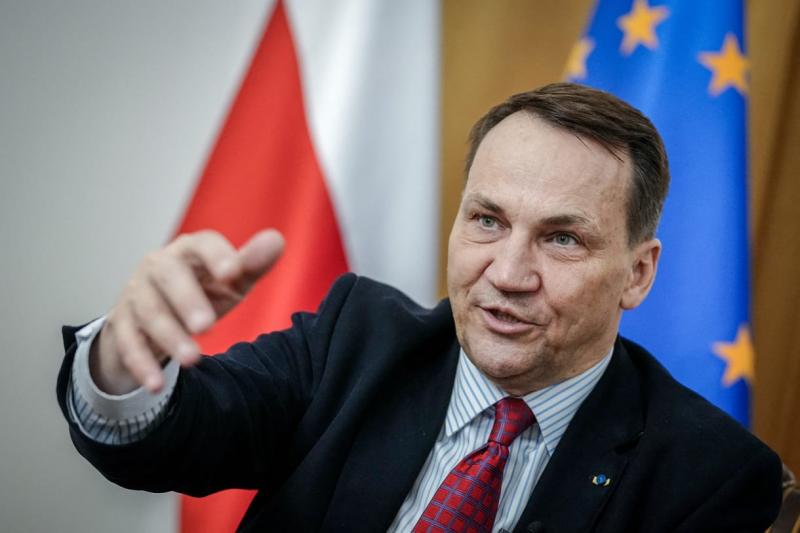 Sikorski: Magyarország megtiltotta Robert Brovdinak, aki Ukrajna védelmében harcol, hogy belépjen az országba, míg Lengyelország örömmel fogadja őt.