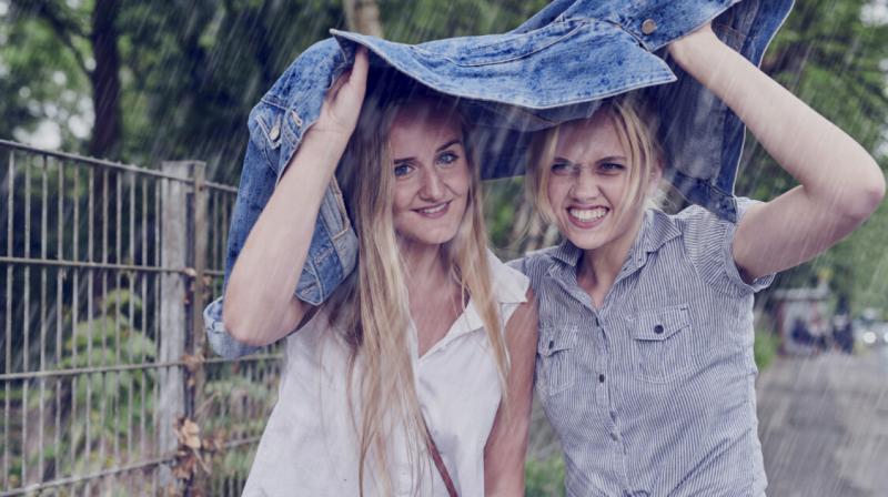 Orvosmeteo: Készüljünk fel a hőségre és a zivatarokra - Házipatika

A közelgő időjárási változások figyelmeztetnek minket, hogy nemcsak a forró napok, hanem a heves zivatarok is várhatóak. Fontos, hogy tudatosan felkészüljünk az extrém időjárási körülmény