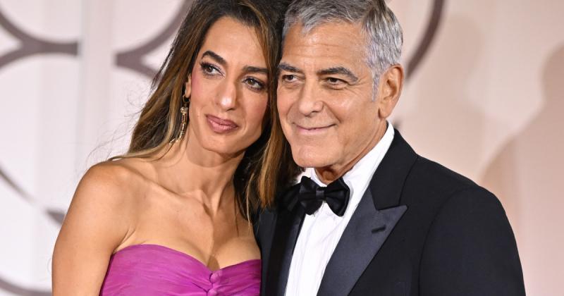 Amal Clooney lenyűgöző combvillantós estélyiben tündökölt a velencei filmfesztivál vörös szőnyegén, ahol George Clooney oldalán a rendezvény egyik legszembetűnőbb és legelragadóbb párjaként vonult végig.