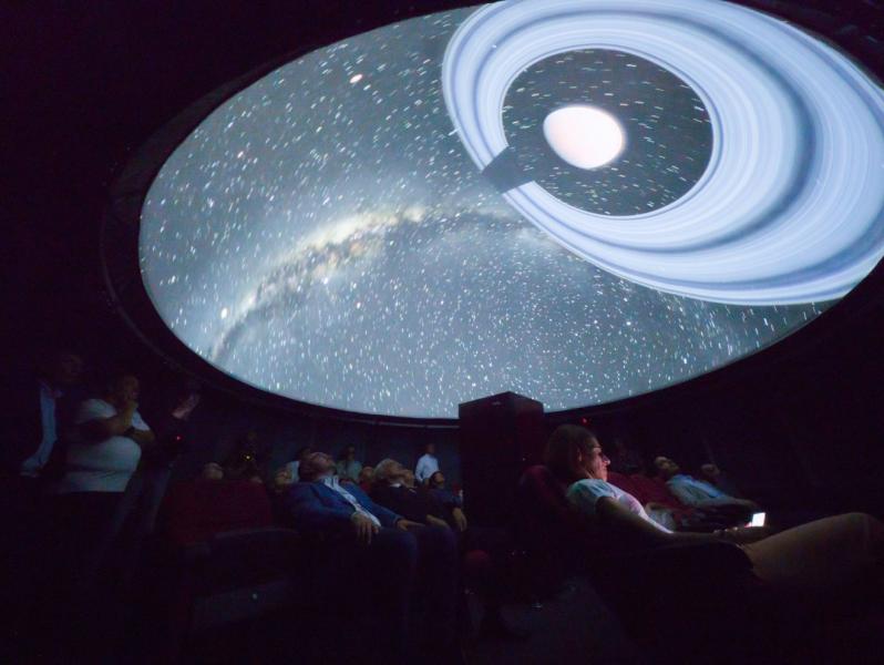 Megnyitotta kapuit a csíkszeredai planetárium, amely mostantól a nagyközönség számára is elérhetővé vált. A látogatók felfedezhetik az univerzum csodáit, és élvezhetik az éjszakai égbolt lenyűgöző bemutatóit. A planetárium célja, hogy népszerűsítse a csil