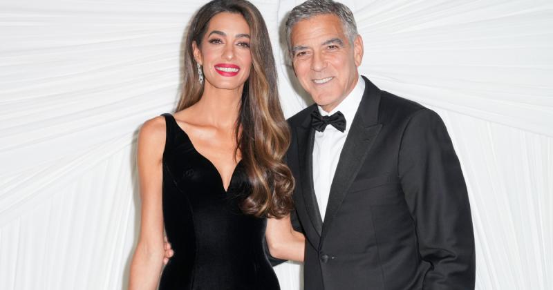 Amal Clooney új, friss frizurával lepte meg a közönséget: a hosszú haját rövidebbre vágatta, és ezzel egy igazán stílusos megjelenést varázsolt magának. Az új hajköltemény nemcsak modern, hanem szemet gyönyörködtető is, tökéletesen kiemelve karakterét és
