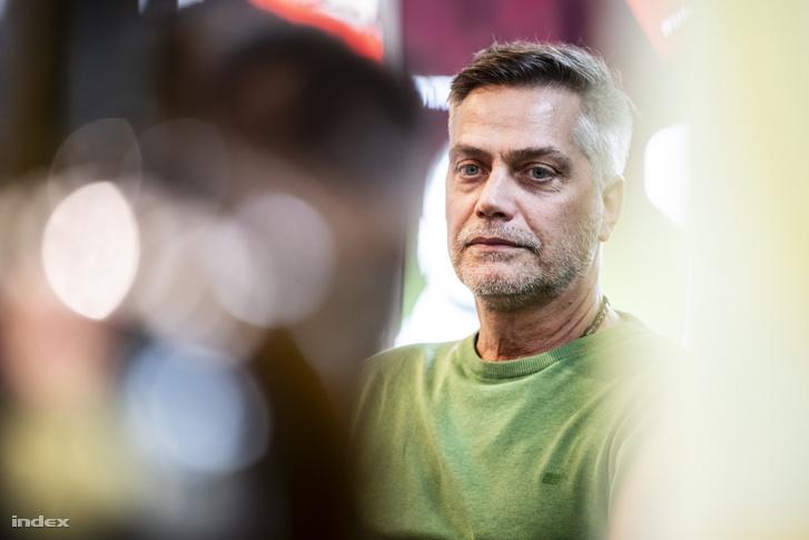 Harsányi Levente szellemesen azt javasolja minden férfitársának, hogy merészkedjenek be egy női mosdóba!