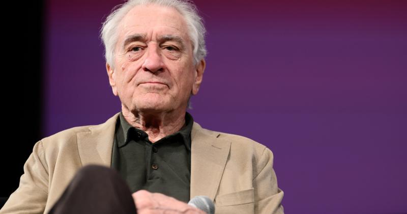 Robert De Niro egy élő műsor során kifejezte dühét, ami egy különleges pillanatot hozott létre a nézők számára.