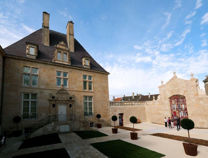 A Louvre után egy újabb francia múzeum is célkeresztbe került, és kifosztották.